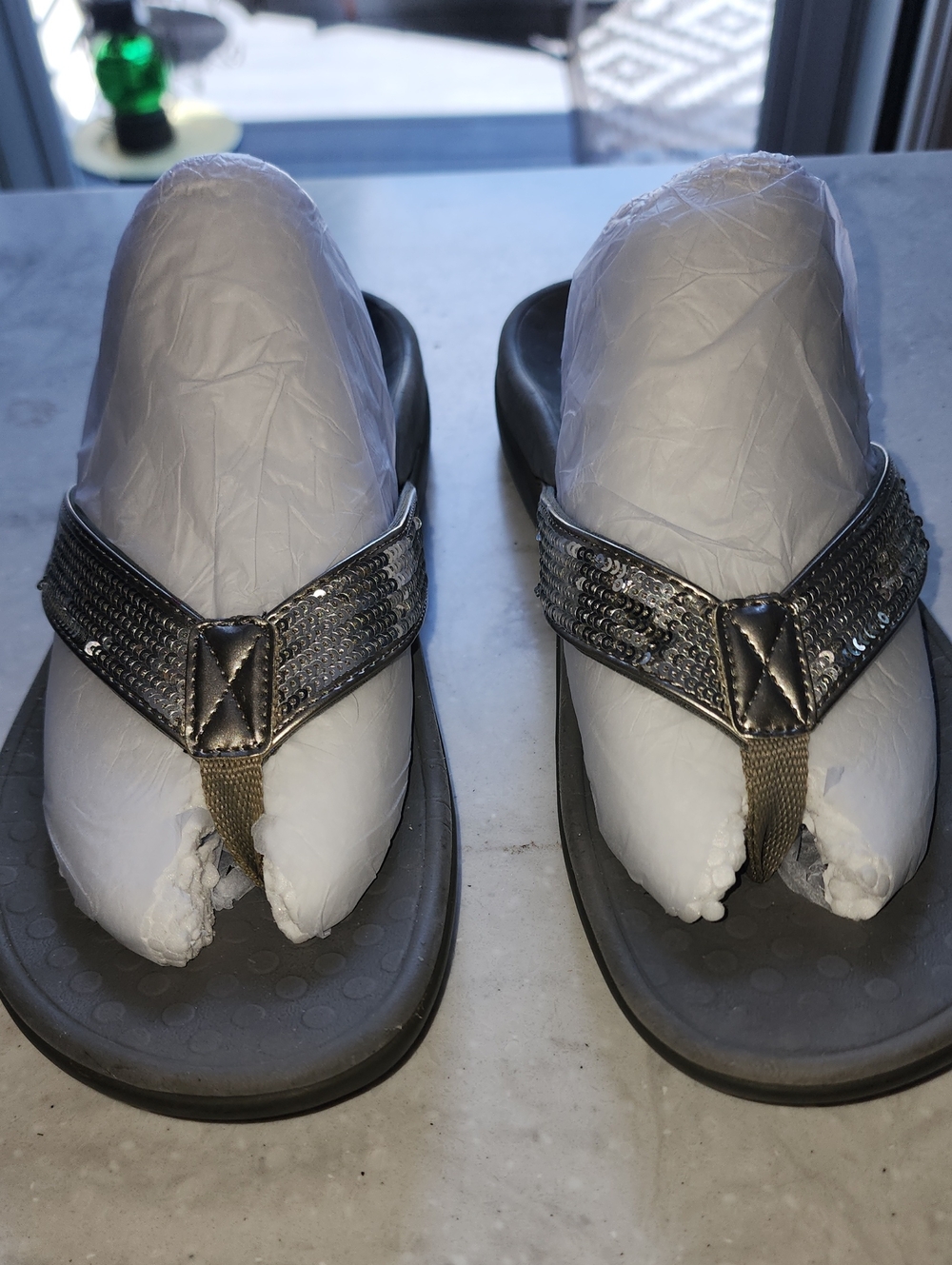 Vionic Size 9 Women's Metallic Gray/Silver Sequin Thong Sandals
